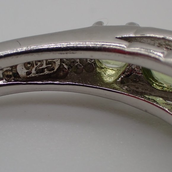 Vintage .925 Silver and Green Peridot 7 Stone Ring. - Picture 4 of 5